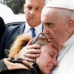 L'ABBRACCIO TRA MADRE E PAPA FRANCESCO